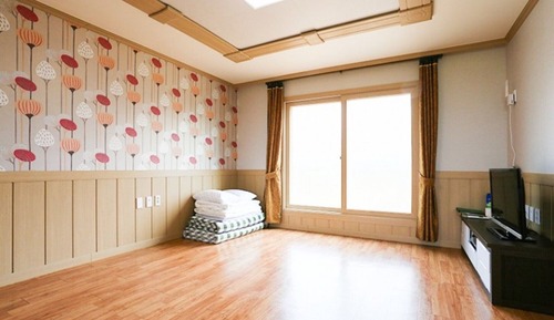 Room (Room 105)