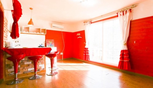 Room (White apple)