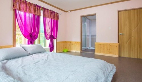 Room (Rose)