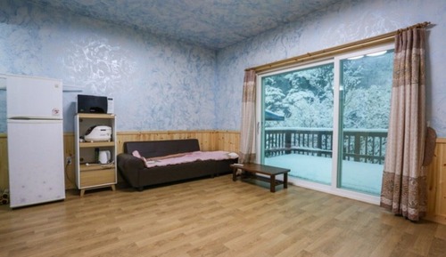 Room (Blue)