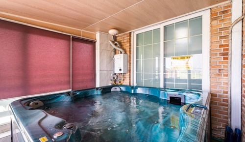 Room (Room 201 (Kids Jet Spa Sauna / Dogs a)