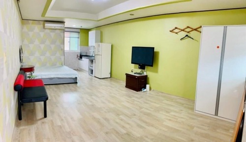 Room (Room 205)