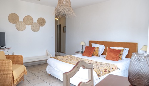 Habitación superior con 1 cama doble o 2 individuales, vistas a la ciudad