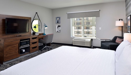 Habitación, 1 cama de matrimonio grande con sofá cama, frigorífico y microondas