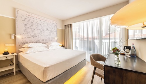 Habitación superior con 1 cama doble o 2 individuales, vistas a la ciudad