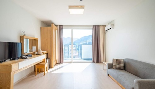 Room (Room 402 (studio type/queen bed))