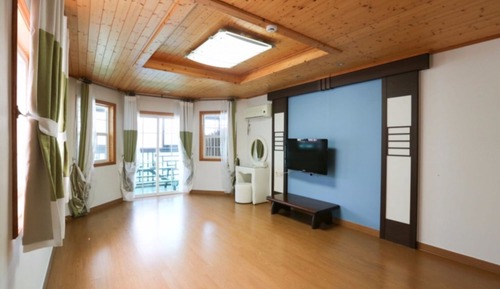 Room (Chrysanthemum)