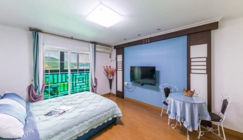 Room (Lily)