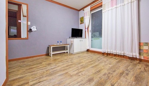 Room (Small room 203)