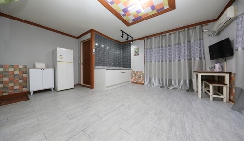 Room (Medium Room 201)