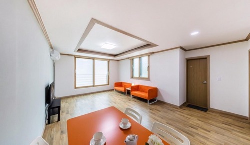Room (Room 201 (6/8 person ondol))