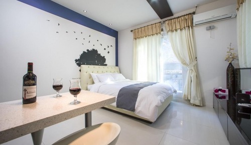 Room (White)