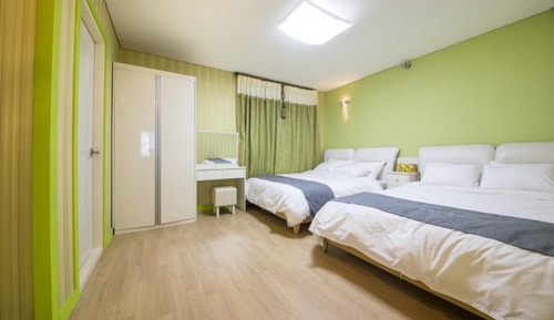 Room (Ivory)