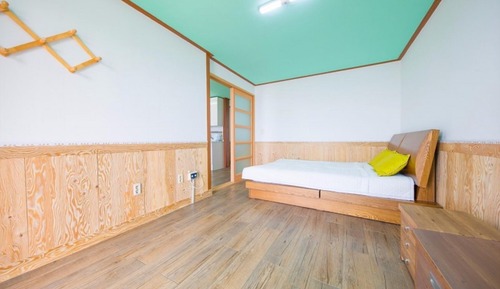 Room (402 (46m two-room))