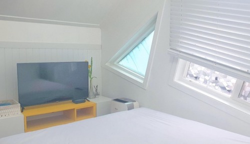 Room (Sunflower)
