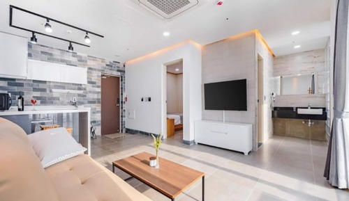 Room (52-103 suite)