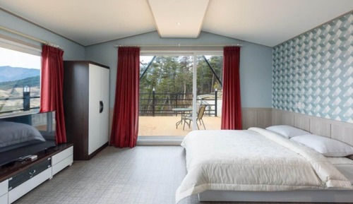 Room (Building B Room 211 (twin bed + barbe)