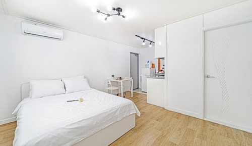 Room (Studio 304)