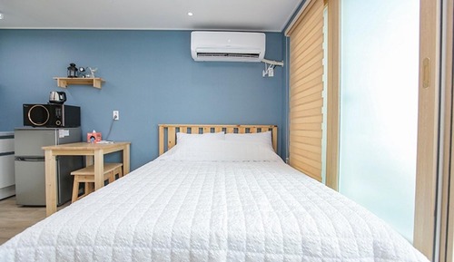 Room (Room 201 (Ocean View))