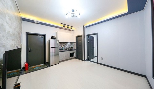 Room (Room 203)