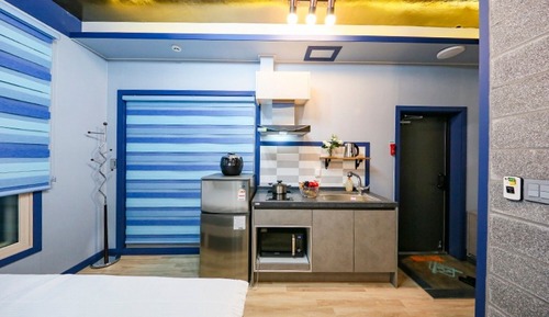Room (Room 204)