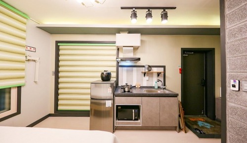 Room (Room 304)