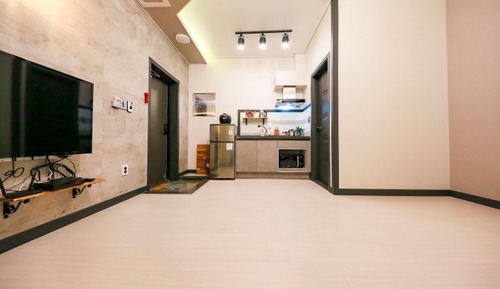 Room (Room 201)