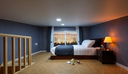 Room (Room 303 (Whirlpool Spa Duplex))
