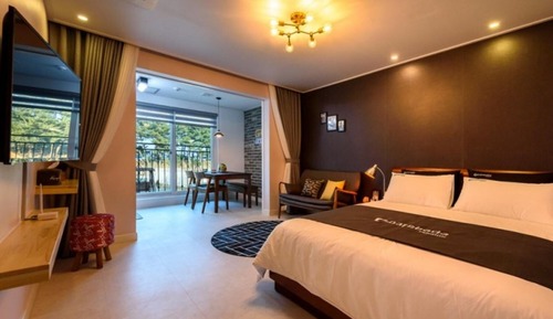 Room (No 102 )