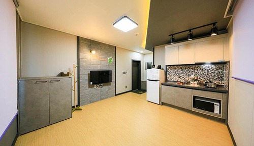 Room (Room 304)