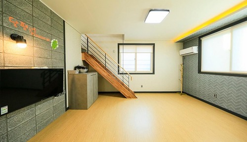 Room (Room 302 (duplex))