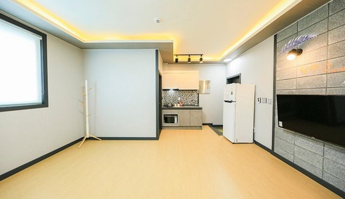 Room (Room 202)