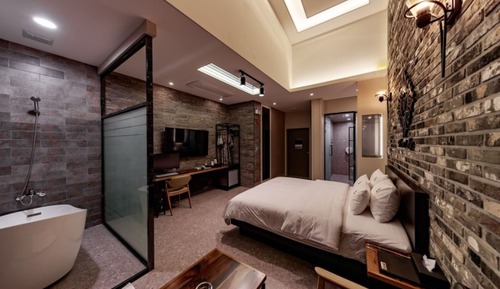 Room (BATH 213)
