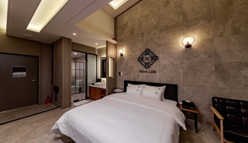 Room (OILBED 202)