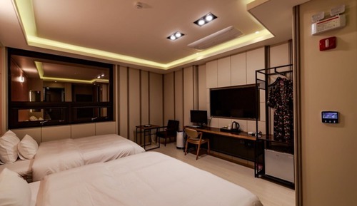 Room (BUSINESS 221)
