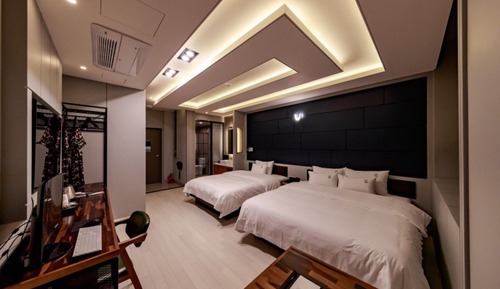 Room (BUSINESS 223)