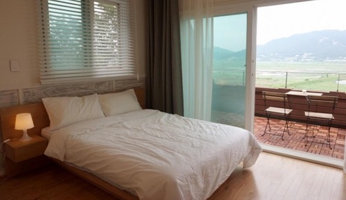 Room (Room 201)