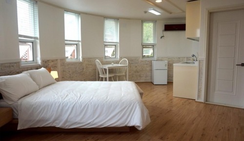 Room (Room 102)