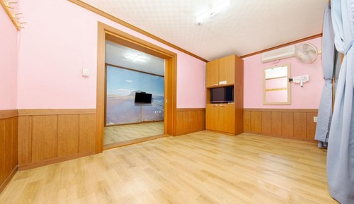 Room (Room 103 (Semi-basement))