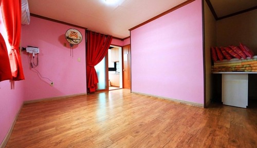 Room (Room 202)