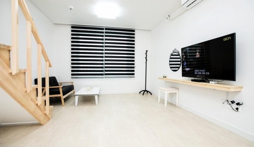 Room (Room 301)
