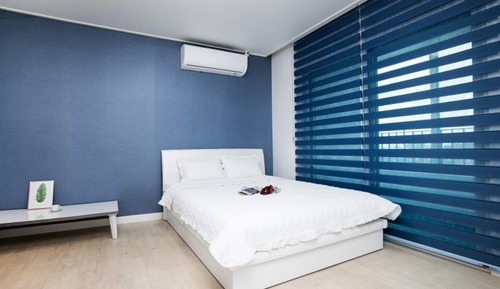 Room (Room 302)