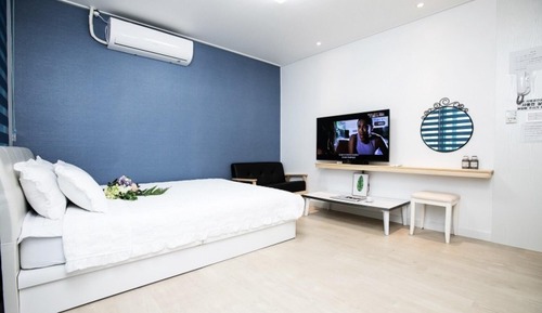 Room (303#)