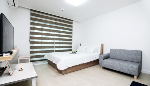 Room (Room 204)