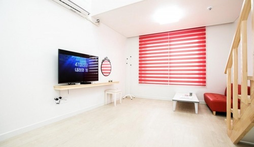 Room (Room 304)