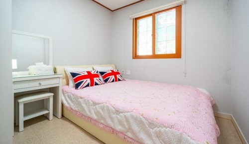 Room (Outbuilding (private building/outdoor)