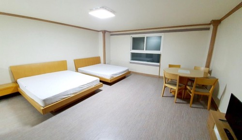 Room (Room 202)