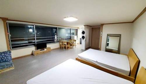Room (Room 201)
