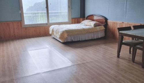 Room (Room 201)