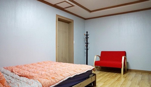 Room (Sky (the second floor))